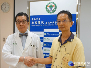  安南醫院放射腫瘤科梁永昌主任(左)。