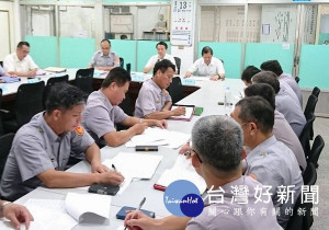 雲林縣警察局長黃勢清至北港分局視察，期勉警務人員多加利用友善通報網，並加強與鄉親互動，以遏止賄選、暴力等不法犯行。（記者陳昭宗攝）