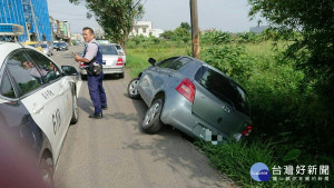 吳姓民眾車子卡在邊坡，幸警方前往救援。
