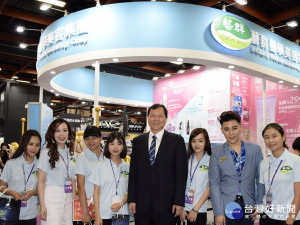 台北秋季國際美容展王正坤院長(左5)與美麗諮詢師。