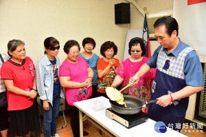 陳學聖說，烘蛋經過翻轉，蛋的香氣才會散發出來，所以桃園也要翻轉