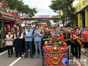 鄭麗文和蘇柏興參加大甲媽遶境。林重鎣攝