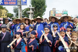 桃園市長鄭文燦與市府客家局長何明光帶領大家一起遵循古禮送聖蹟。