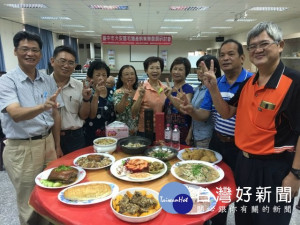 大安農會昨日107年毛豬產銷業務發展研討會，購入一條黑豬，由廚師製作色香味的七道豬肉料理，希望透過品嚐，讓在地豬農了解到黑毛豬的高品質肉質及高經濟價值，祈提高轄內飼養黑毛豬的數量。