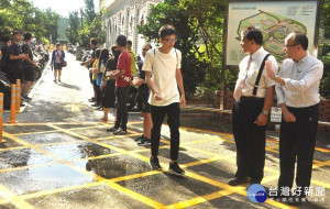 建國科技大學校長江金山在開學日向學生問好，讓學生以為是「路檢」相當有趣。圖／建國科技大學提供