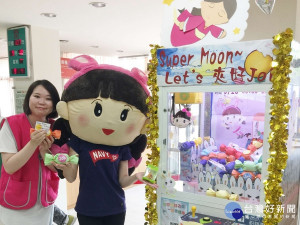 台南就業中心中秋徵才創新招，夾娃娃機送月餅。   