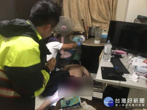 警方發現出租套房內有位民眾趴臥在房內無法動彈，偕同消防同仁破門進入該處，緊急將該受困之林姓民眾送醫。