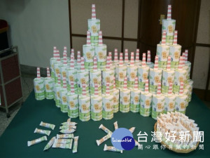 

清水區農會團隊經過半年時間，研製米糧加工「清水米棒」，具有高美燈塔造型，意把高美濕地之美介紹出去，以提升地方觀光及繁榮作用。（記者陳榮昌攝）