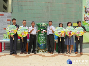 苗栗郵局創新服務便民措施受民眾肯定且變為拍照的最佳「美景」。（記者許素蘭／攝）