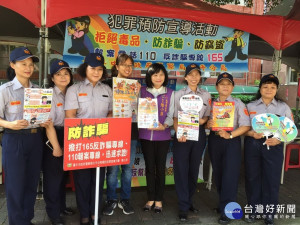 女區長配合太平警方到勤科大進行防震防詐宣導。林重鎣攝 