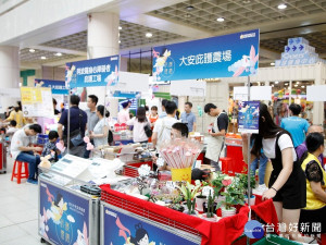 工會參與「庇護禮讚中秋展售嘉年華」活動，選購各式月餅禮盒贈弱勢族群，用實際行動支持庇護工場，相挺身障就業。（圖／勞工局提供）