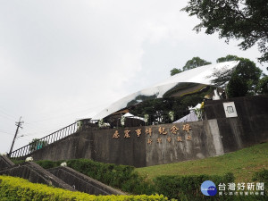 鹿窟事件追思紀念會，市長朱立倫為受難者默哀，並向逝去的故人獻上白玫瑰花，表達對所有受難者的哀思 。（圖／文化局提供）