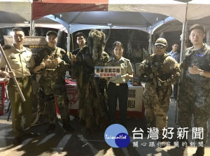 招募員魏上士與工作人員於現場開設招募服務臺，向學生解說大學儲備軍官訓練團相關資訊。（記者陳昭宗拍攝）