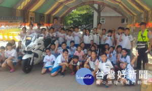 北港警分局為落實交通及婦幼安全教育，由交通宣導團至國小校園進行宣教活動，強化學童道路安全認知，讓交通安全教育向下扎根。（記者陳昭宗拍攝）