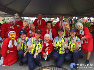 女警服務隊沿街步巡服務時，不少國際隊伍都爭相與女警隊合影，並向女警服務隊比讚。

