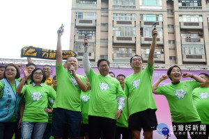 桃園市長鄭文燦參加「107年飆汗老街溪路跑」活動時進行鳴槍起跑。