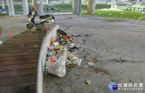 烤肉過後 常有人將垃圾棄置河濱公園