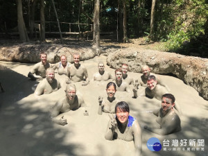 朝陽學子體驗火山泥浴。