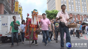 霞海月老踩街發糖　九層蛋糕祝壽分享幸福