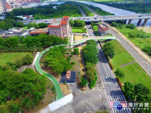 省民陸橋蜿蜒的橋身曲線，是省民公園的新地標，更是市區公園連接河濱公園的重要通道 。（圖／高管處提供）