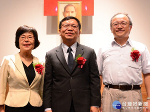 新任林崇熙館長、李連權常務次長，及卸任館長王長華(右至左)。