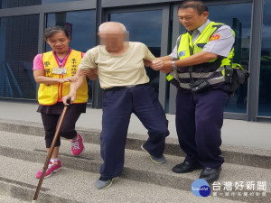 太平警方助老翁回家。林重鎣攝