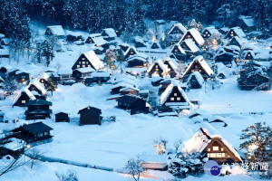 陣陣白雪配上獨特屋頂，登上IG必打卡景點，尤其是點燈季的合掌村更是所有少女們的夢中世界。（圖／喜鴻假期提供）