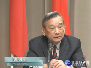 法務部政務次長陳明堂表示，「意定監護」制度原則上法院要尊重契約，先尊重本人的指示，除非法院認定違反最佳利益原則，比如說受任人有詐騙等問題，不然家屬不能因為同性伴侶的關係就解任受託人。 （圖／行政院 YouTube）