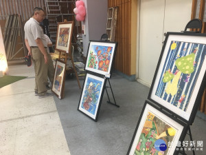 兩岸親子文創展27日開幕，會場展出部份創作。（記者扶小萍攝）