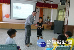 北港偵查隊長鄧家福率員深入家庭及校園擴大反詐騙宣導，強化學子與銀髮族防詐概念，有效降低犯罪發生率。（記者陳昭宗拍攝）