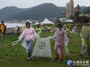 新北市秋季聯合淨灘活動，宣示以「手護海洋，淨一份心」為淨灘口號，一起清理沙灘垃圾，共同維護海岸環境。（圖／環保局提供）