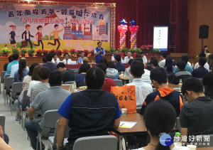 林縣長勉青年勿好高騖遠從基層做起。（記者扶小萍攝）