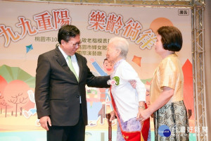 桃園市107年長青及敬老楷模表揚大會中，桃園市長鄭文燦向長青楷模林吳市女士問好致意。