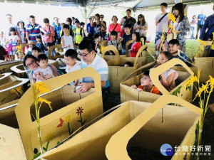 地景藝術節主題活動「行動列車來做繪」以「火車」為主題，讓大家拾起彩筆，用童趣畫出關於富岡的點滴記憶。

