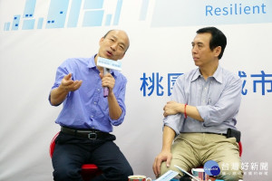 國民黨桃園市長候選人陳學聖發表「韌性城市政策白皮書二部曲」，高雄市長候選人韓國瑜前來合體拉抬選情。