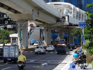 機車左轉專用道啟用後，機車可於路側依燈號指示左轉進入新市一路3段，將有效改善路口淨空、縮短待轉時間，且改善行車安全。（圖／交通局提供）