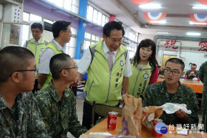 關懷役男 涂市長前往大林中坑營區探視