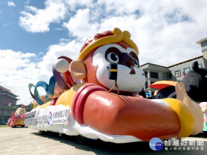 桃園捷運國慶花車以桃子及猿猴的桃園意象做為視覺設計重點，透過有故事性的西遊記人物孫悟空為視覺主題。

