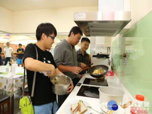 興大男宿推動自煮共食。林重鎣攝