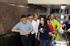台北市長柯文哲4日出席北捷古亭站7號出入口電扶梯增設工程啟用儀式，被外界、網友批評是為了選舉，柯P也成了「剪綵王」，出席這類小型公共設施的啟用式。對此，柯文哲5日表示，這是一個要做50幾部電梯的6億多元重大工程，他平常不會動不動就去剪綵。（圖／台北市政府秘書處）