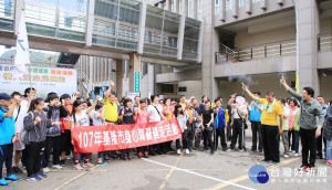 基隆長庚醫院情人湖院區健走　林右昌祝福民眾走出健康