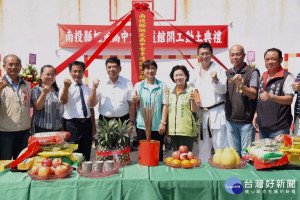 陳副縣長與來賓們上香祈祝工程順利。