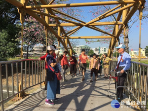 北斗河濱公園「美人樹」盛開　秀和苑長輩秋遊憶兒時