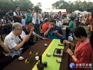 林明溱縣長陳瑞慶處長與民眾分享南投好茶。（記者扶小萍攝）