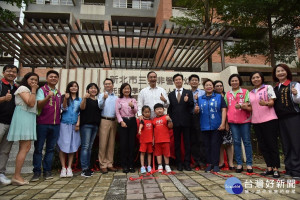 新北市長朱立倫8日出席三多非營利幼兒園揭牌典禮，並與幼生以極富地方特色的「紅麴」製作湯圓，歡慶三多非營利幼兒園啟用 。（圖／記者黃村杉攝）