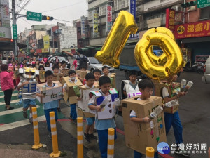 桃園市龜山國小學生以生動活潑的創意踩街活動為100週年校慶系列活動掀起另一波高潮。