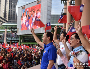 去年國慶新北市民廣場舉行國慶升旗典禮。