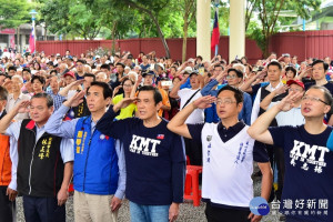 前總統馬英九抵達桃園龜山陸光新城河濱公園參加國慶升旗典禮

