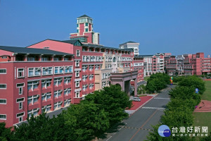 台灣首府大學行政大樓一景。