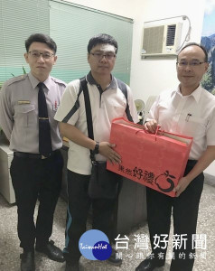 北辰所員警拘提犯嫌時，雖遭遇頑強拒捕，仍負傷奮力將他逮捕，分局長廖志明等即時探望慰問給予鼓勵。（記者陳昭宗拍攝）